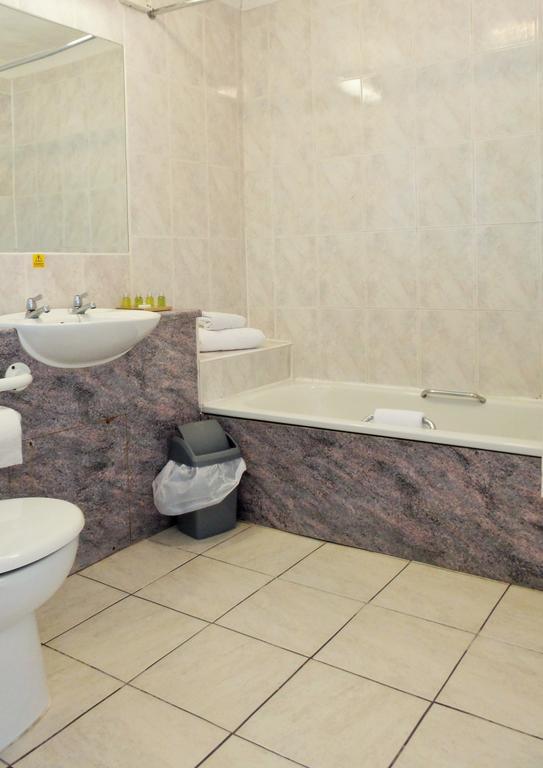 Roydon Marina Village Hotel 외부 사진