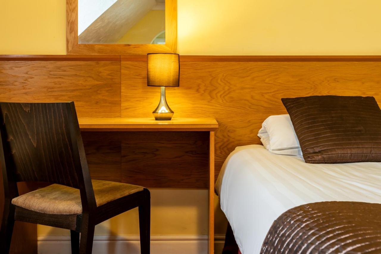 Roydon Marina Village Hotel 외부 사진