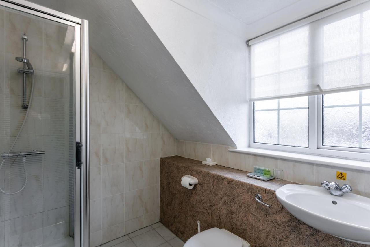 Roydon Marina Village Hotel 외부 사진