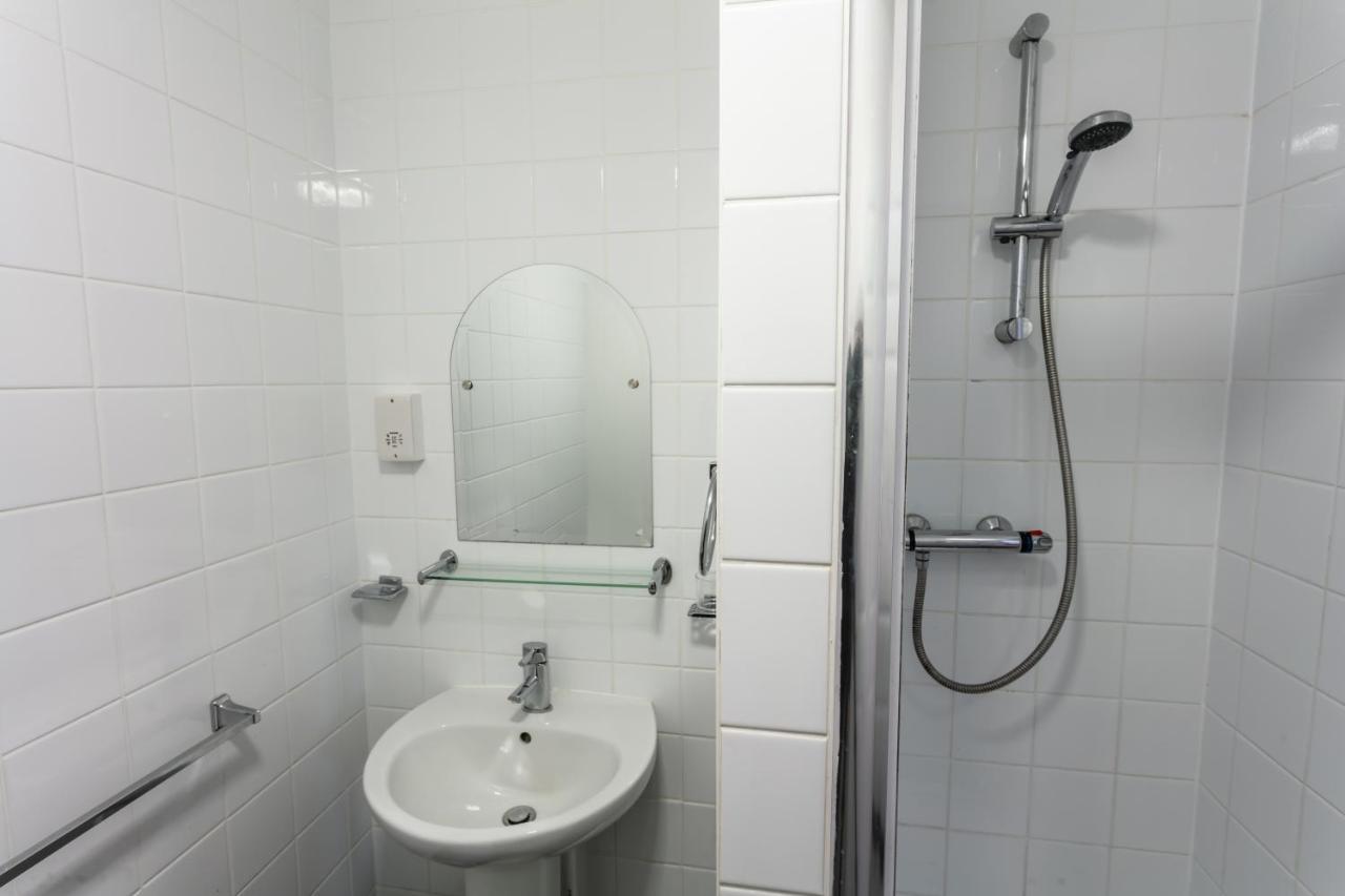 Roydon Marina Village Hotel 외부 사진